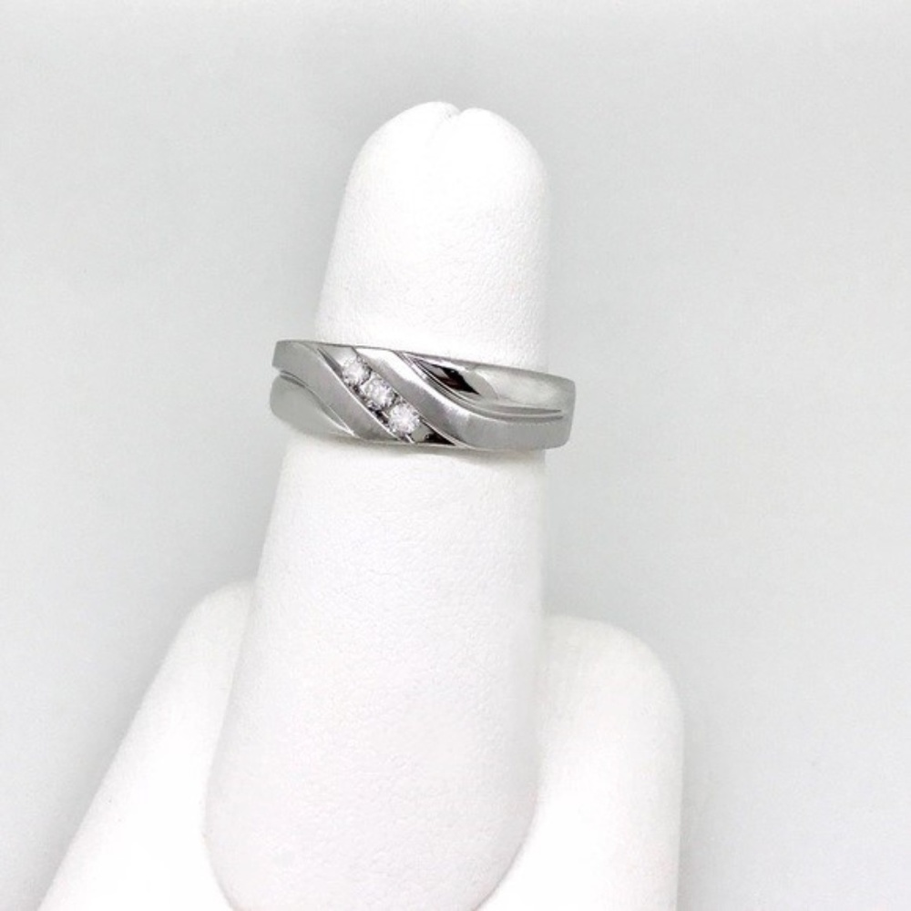 Men's.30 ctw diamond & solid 10 kt heavy WG ring - Picture 3 of 8